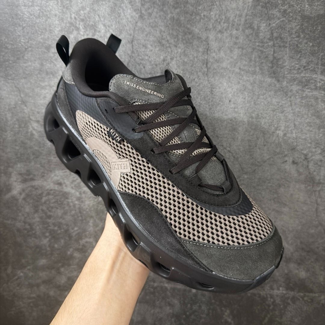 🤩必備休閒運動鞋🤩 KITH x On Cloudmonster Co-branded Cushion Monster Casual Shoes | 透氣拼接鞋面 | 輕量CloudTec緩震大底 | 復古百搭配色| （分類：波鞋）位於 Hong Kong。 由 hebetsdeppenv0 提交（商品編號 1449128434，圖片 3）。簡介： 详细信息核心參數】▪ 聯名方：KITH / On昂跑▪ 鞋款型號：Cloudmonster 怪獸鞋▪ 鞋面材質：透氣網布 + 麂皮 + 合成皮革▪ 中底科技：CloudTec 專利緩震科技▪ 適用場景：日常通勤、戶外慢跑、休閒穿搭▪ 尺碼範圍：39-45碼（正常尺碼，可按平時穿著尺碼選購）【SEO關鍵詞】KITH聯名鞋, On昂跑怪獸鞋, Cloudmonster聯名款, 男士休閒運動鞋, 緩震慢跑鞋, 復古黑棕球鞋, 透氣輕量男鞋, 潮流聯名運動鞋959。