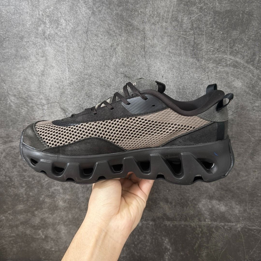 🤩必備休閒運動鞋🤩 KITH x On Cloudmonster Co-branded Cushion Monster Casual Shoes | 透氣拼接鞋面 | 輕量CloudTec緩震大底 | 復古百搭配色| （分類：波鞋）位於 Hong Kong。 由 hebetsdeppenv0 提交（商品編號 1449128434，圖片 2）。簡介： 详细信息核心參數】▪ 聯名方：KITH / On昂跑▪ 鞋款型號：Cloudmonster 怪獸鞋▪ 鞋面材質：透氣網布 + 麂皮 + 合成皮革▪ 中底科技：CloudTec 專利緩震科技▪ 適用場景：日常通勤、戶外慢跑、休閒穿搭▪ 尺碼範圍：39-45碼（正常尺碼，可按平時穿著尺碼選購）【SEO關鍵詞】KITH聯名鞋, On昂跑怪獸鞋, Cloudmonster聯名款, 男士休閒運動鞋, 緩震慢跑鞋, 復古黑棕球鞋, 透氣輕量男鞋, 潮流聯名運動鞋959。