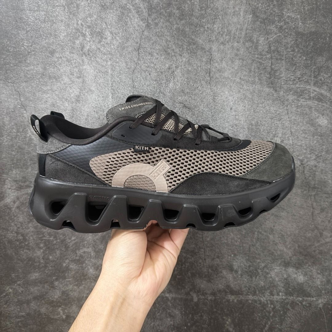 🤩必備休閒運動鞋🤩 KITH x On Cloudmonster Co-branded Cushion Monster Casual Shoes | 透氣拼接鞋面 | 輕量CloudTec緩震大底 | 復古百搭配色| （分類：波鞋）位於 Hong Kong。 由 hebetsdeppenv0 提交（商品編號 1449128434，圖片 1）。簡介： 详细信息核心參數】▪ 聯名方：KITH / On昂跑▪ 鞋款型號：Cloudmonster 怪獸鞋▪ 鞋面材質：透氣網布 + 麂皮 + 合成皮革▪ 中底科技：CloudTec 專利緩震科技▪ 適用場景：日常通勤、戶外慢跑、休閒穿搭▪ 尺碼範圍：39-45碼（正常尺碼，可按平時穿著尺碼選購）【SEO關鍵詞】KITH聯名鞋, On昂跑怪獸鞋, Cloudmonster聯名款, 男士休閒運動鞋, 緩震慢跑鞋, 復古黑棕球鞋, 透氣輕量男鞋, 潮流聯名運動鞋959。