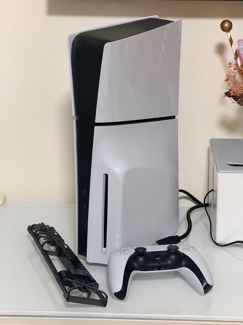 光碟版 Ps5 Slim 1TB （分類：PlayStation）位於 Hong Kong。 由 0oooolei000000 提交（商品編號 1449136390，圖片 1）。簡介： 功能正常 有盒 冇單冇保養 齊配件。