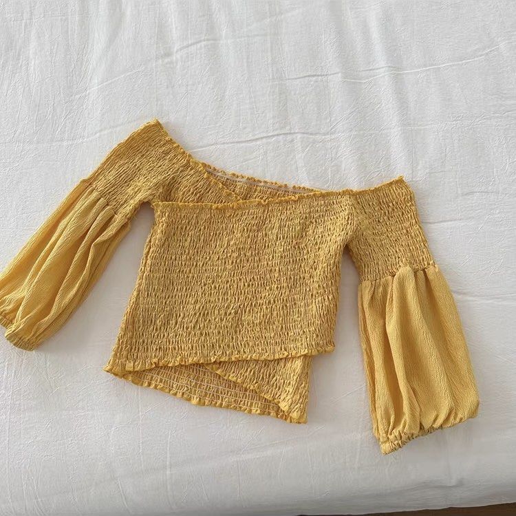 黃色一字肩中袖上衣恤衫襯衫 yellow top （分類：襯衫）位於 Hong Kong。 由 livepp_ 提交（商品編號 1449246898，圖片 2）。簡介： 黃色一字肩 $20 S size 適合平時尺碼s-m嘅 衣長 32cm 胸圍 62-100cm 彈性大 買多可再平，買滿$200仲包順豐店到店🫶🏻 。