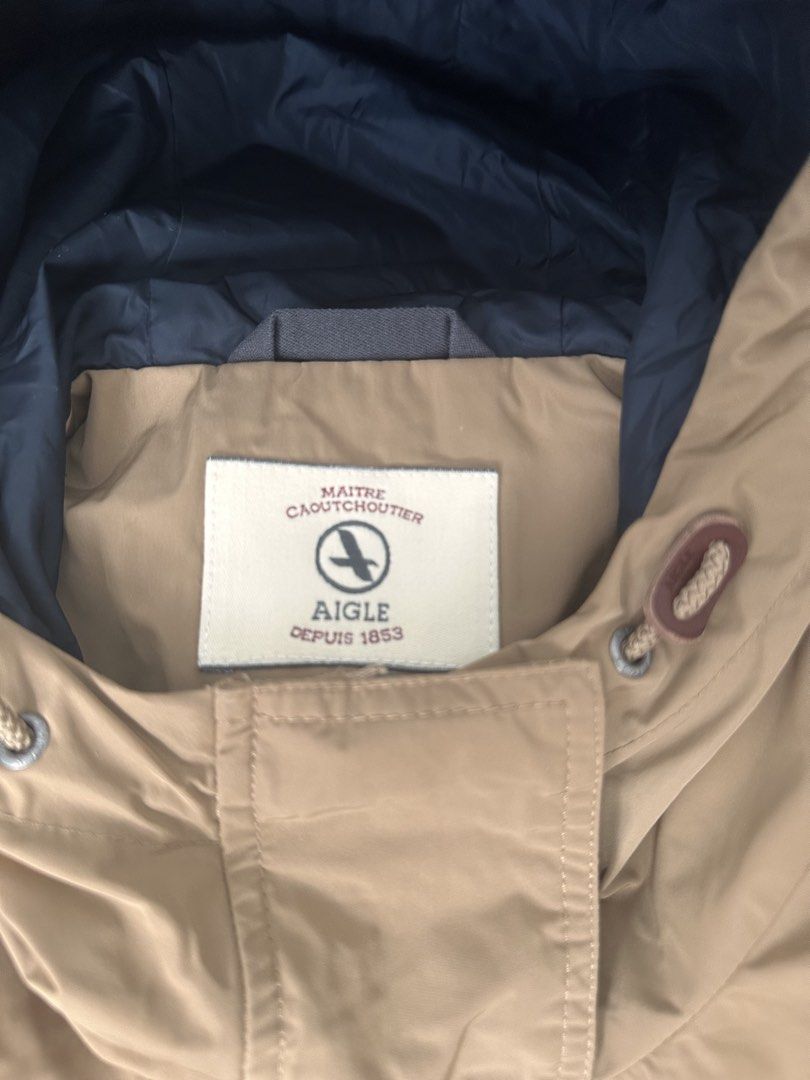 AIGLE MAITRE CAOUTCHOUTIER JACKET （分類：外套及戶外衣服）位於 Hong Kong。 由 happy.shoppinghk 提交（商品編號 1449199434，圖片 2）。簡介： LENGTH : 66.5 CM WIDTH : 55 CM。