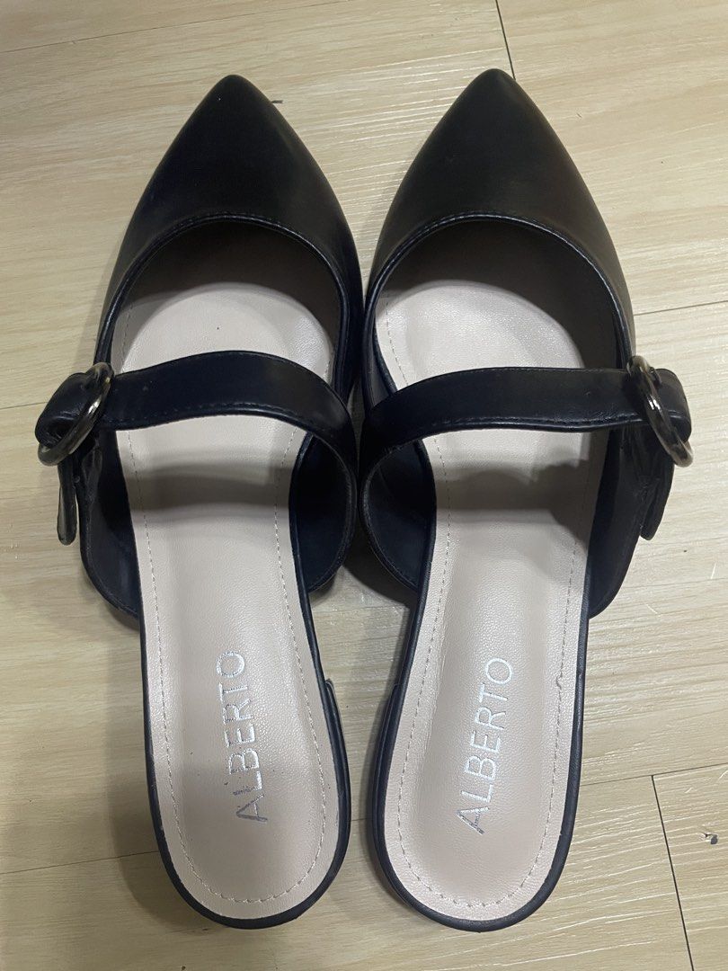 ALBERTO SANDALS (Category: Flats & Sandals) located in Quezon City. Submitted by caddy0626 (Listing ID 1449175147, Image 2). Description: Size 39 Kasya din sa size 38 kasi patulis ung dulo . Isang beses lang ginamit sa event ..