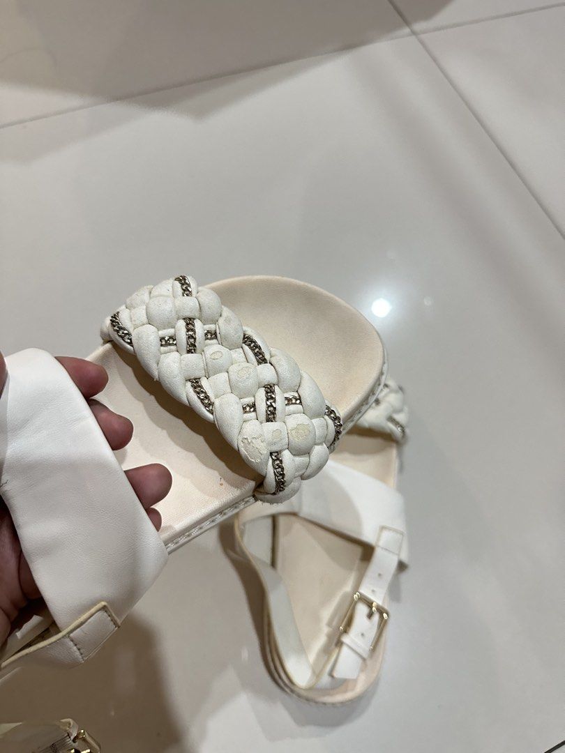 Aldo White Mandals (Category: Flats & Sandals) located in Caloocan City. Submitted by ai_declutter (Listing ID 1449198653, Image 1). Description: Size 7.