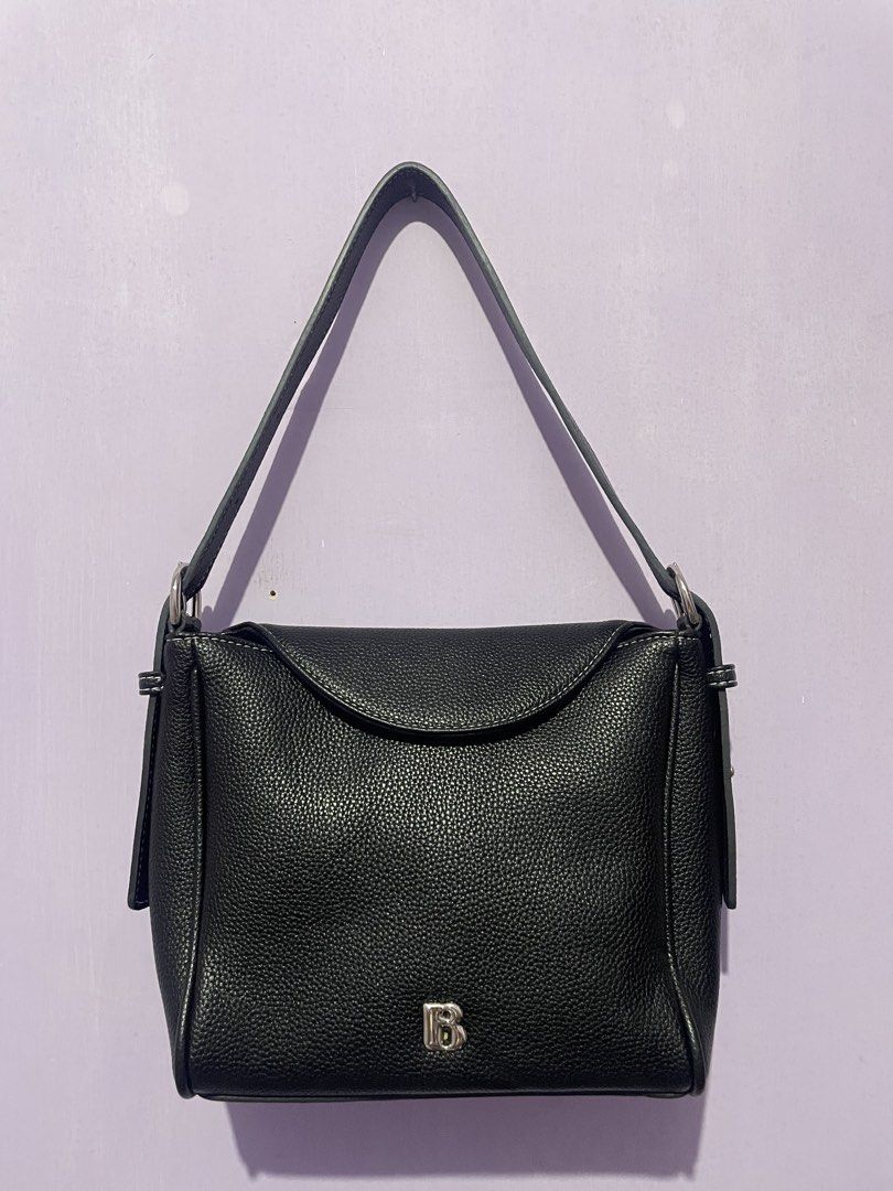 Alena Bag Bostanten - Hitam (Kategori: Tas & Dompet Wanita) berada di Batu. Dikirim oleh prelovedqur (ID iklan 1449259253, Gambar 1). Deskripsi: Alena Bag Bostanten Bahan: Kulit PU Ukuran: 21.5x20x11cm Detail: - Kuncian magnet - Kantong (1) - Kantong resleting (1) - Ada 2 tali (bisa dipakai untuk slingbag) Feel free to ask and nego Happy shopping!!.