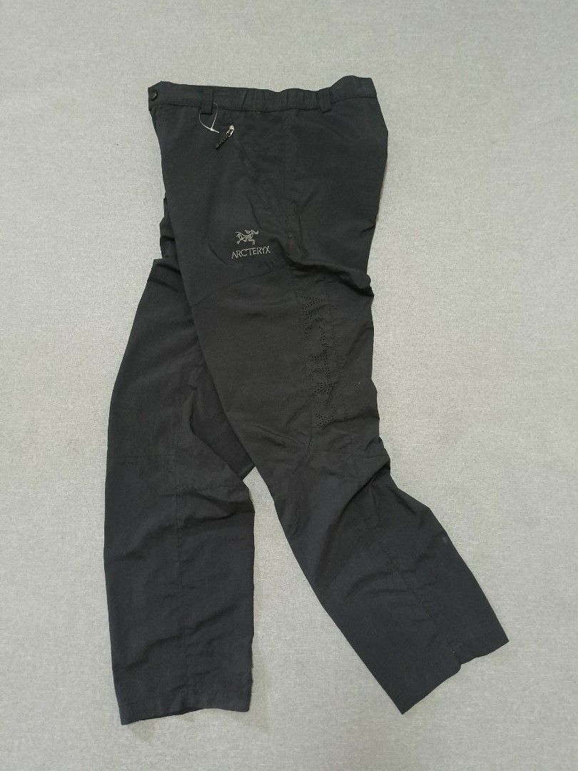 Arc' Teryx Nylon Pants (Category: Joggers) located in Taguig. Submitted by _theroom.ph (Listing ID 1449143323, Image 2). Description: Arc' Teryx Nylon Pants Size Medium Fits 34 Length : 40 Leg Opening : 8 Inches (Made In Canada) 850 + Shipping Fee Taguig City Loc 📥📥.