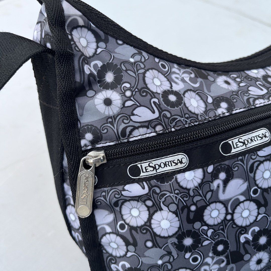 Aut. Les Sport Sac Sling bag (Category: Cross-body Bags) located in Tanjong Kling. Submitted by dstore88 (Listing ID 1449189733, Image 3). Description: good used condition 8/10 with little used dirty inside original item negotiable.