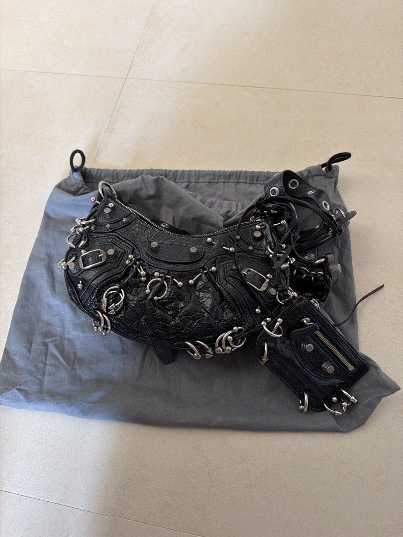 Balenciaga Le Cagole _ 鍋釘 （分類：手袋及銀包）位於 Hong Kong。 由 Lucyyy_Luuu 提交（商品編號 1449160920，圖片 1）。簡介： - Size XS - Have received (bought at K11Musea) - very good condition 。