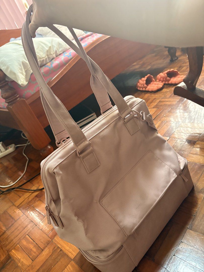 BEIS MINI Weekender Bag - Atlas Pink (Category: Tote Bags) located in Quezon City. Submitted by stephanievirata (Listing ID 1449145653, Image 3). Description: - Atlast Pink BEIS MINI weekender bag - Small scuff mark on one handle - other than the small scuff, the bag is in excellent condition - bought directly from Beis .