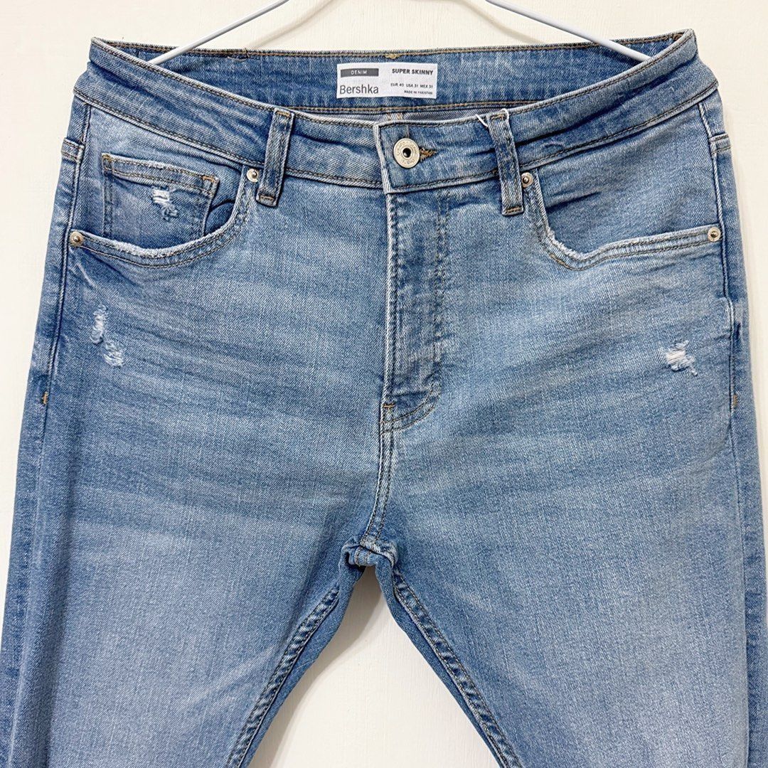 由 _onknow (刊登 ID 1449155516，圖片 2) 提交，位於 台北市 (Taipei) 的 BERSHKA SUPER SKINNY DENIM JEANS 水洗 刷色 破壞 單寧 牛仔褲 長褲 褲子 基本款 休閒 舒適 雅痞 鬚鬚 剪裁 窄版 緊身 素面 男版 藍色 40號 0316/211/428/40 PNT-M TP0_2607 TP0_26 (類別：牛仔褲)，說明：二手 BERSHKA 顏色：藍色 尺寸：40號 型號：0316/211/428/40 ＊商品狀況如圖示實體拍攝 ＊下單售出後將不另行退換。