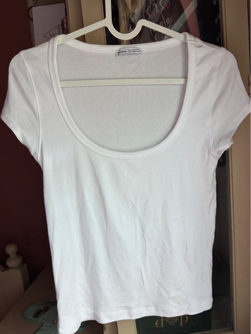 Bershka White Scoop Neck Cap Sleeve Basic T-shirt in Medium (Category: Shirts) located in Binmaley. Submitted by gwolfwardrobe (Listing ID 1449171028, Image 2). Description: - Condition: has some runs.