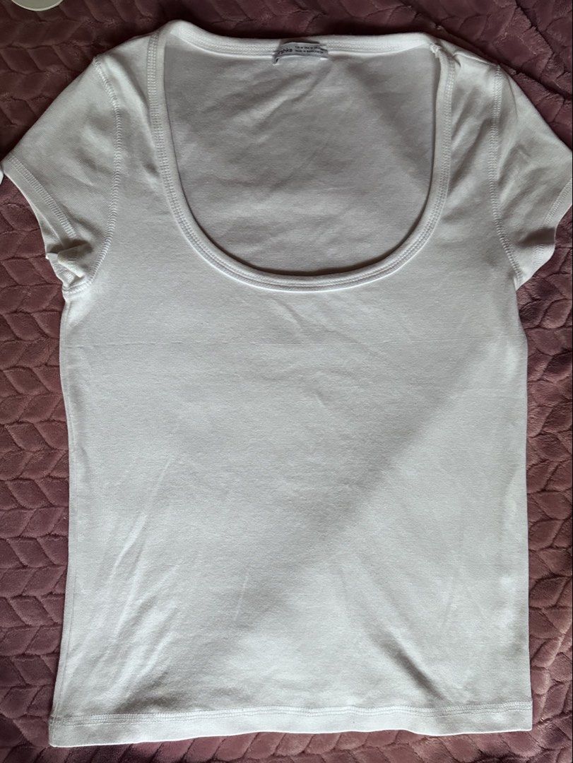 Bershka White Scoop Neck Cap Sleeve Basic T-shirt in Medium (Category: Shirts) located in Binmaley. Submitted by gwolfwardrobe (Listing ID 1449171028, Image 3). Description: - Condition: has some runs.