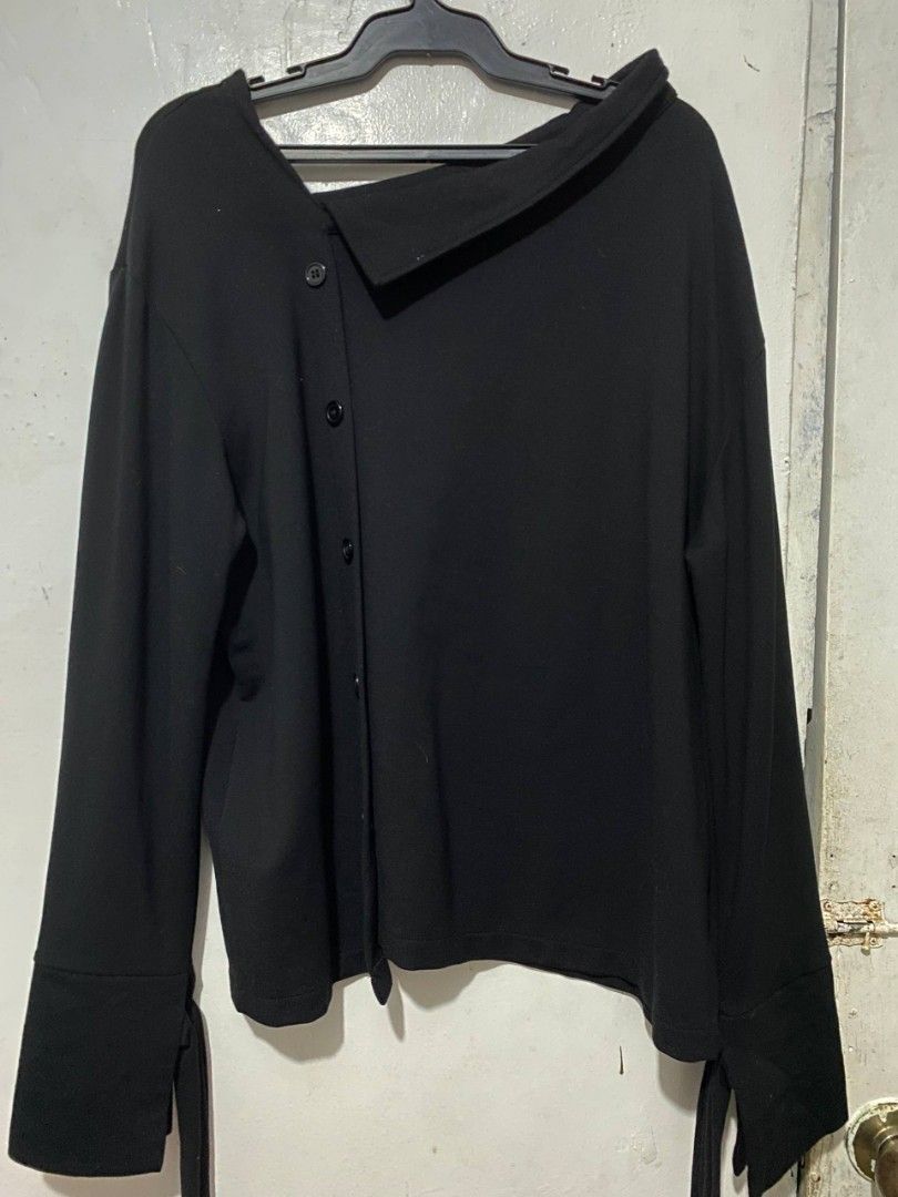 Black Long Sleeve Shirt with Unique Collar (Category: Coats, Jackets and Outerwear) located in Quezon City. Submitted by lilive (Listing ID 1449291702, Image 3). Description: - size small - medium - thick - good for corporate outfits mop: gcash, Maya mod: jnt, lalamove loc: QC.