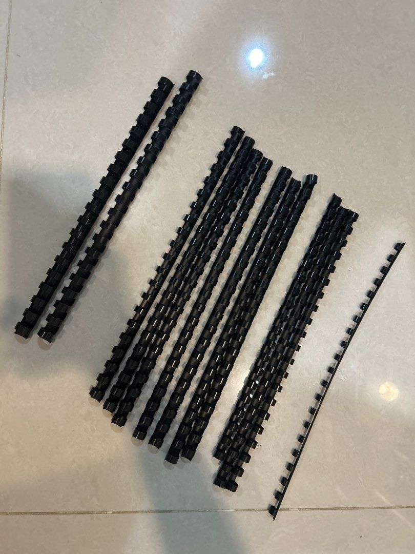Black Plastic Binding Combs for Document Binding (Category: Stationery & School Supplies) located in Petaling Jaya. Submitted by rynryn95 (Listing ID 1449278968, Image 1). Description: Self pay shipping RM 8 - Set of 13 black plastic binding combs - Various sizes included for different document thicknesses - Ideal for organizing reports, presentations, and school projects - Easy to use with a binding machine - Achieve neatly bound documents.
