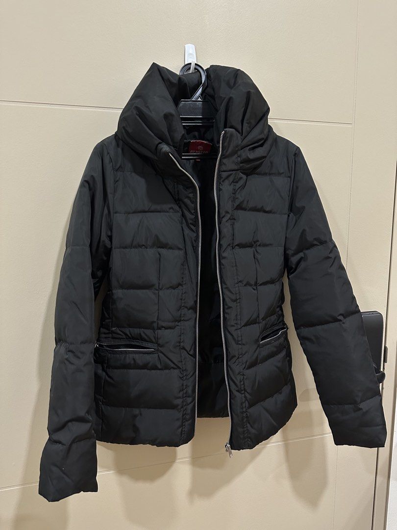Black Puffer Jacket with High Neck (Category: Coats, Jackets and Outerwear) located in Kuala Lumpur. Submitted by ccelena (Listing ID 1449241201, Image 2). Description: - Black puffer jacket - High neck design - Zipper closure - Two zip pockets on the front - Suitable size M person.