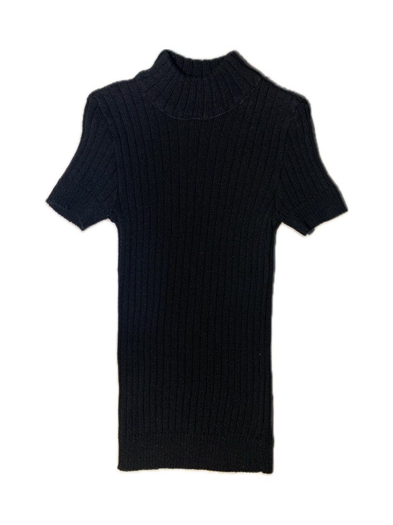 Black Ribbed Mock Neck Short Sleeve Top (Category: Blouses) located in Rizal. Submitted by pcesspscl145 (Listing ID 1449186612, Image 1). Description: — Mock neck — Can be fit up to Large.