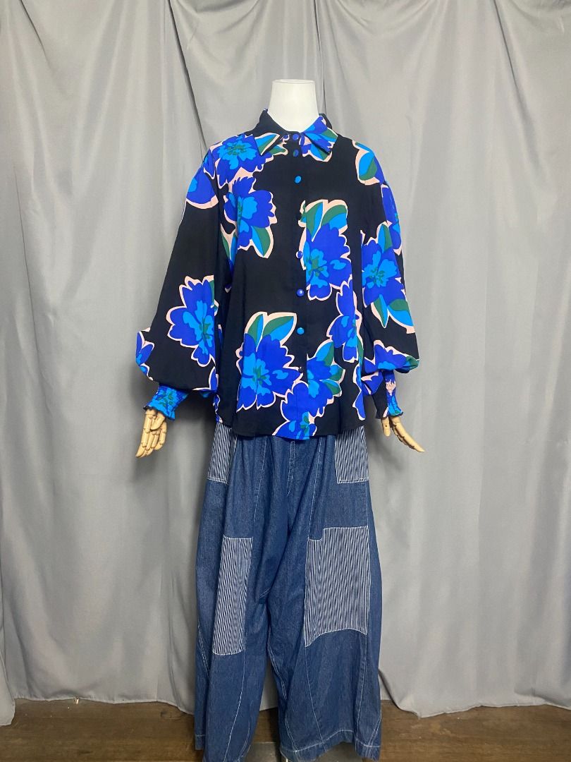 Blue Floral Print Long Sleeves Top (Category: Longsleeves) located in Las Pinas. Submitted by ipickyou (Listing ID 1449277635, Image 2). Description: Unwashed Condition: 10/10 𝗣𝗿𝗶𝗰𝗲: ₱𝟱𝟱𝟬 𝗠𝗲𝗮𝘀𝘂𝗿𝗲𝗺𝗲𝗻𝘁𝘀 𝘄𝗵𝗲𝗻 𝗹𝗮𝗶𝗱 𝗳𝗹𝗮𝘁: -Size L -Shoulder to shoulder: 19” -Armpit to armpit: 22 1/2” -Length: 26”.