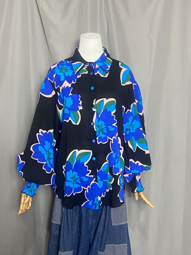 Blue Floral Print Long Sleeves Top (Category: Longsleeves) located in Las Pinas. Submitted by ipickyou (Listing ID 1449277635, Image 3). Description: Unwashed Condition: 10/10 𝗣𝗿𝗶𝗰𝗲: ₱𝟱𝟱𝟬 𝗠𝗲𝗮𝘀𝘂𝗿𝗲𝗺𝗲𝗻𝘁𝘀 𝘄𝗵𝗲𝗻 𝗹𝗮𝗶𝗱 𝗳𝗹𝗮𝘁: -Size L -Shoulder to shoulder: 19” -Armpit to armpit: 22 1/2” -Length: 26”.