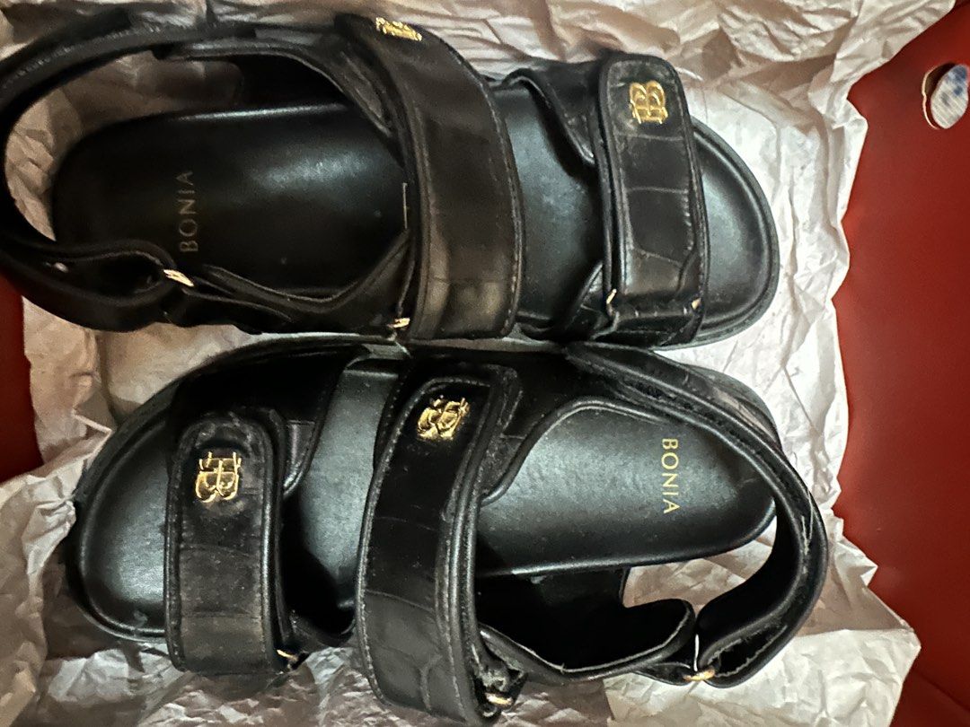 Bonia slipper leather (Category: Sandals) located in Kuantan. Submitted by farishasssssd (Listing ID 1449193708, Image 2). Description: Material leather Postage: rm10.