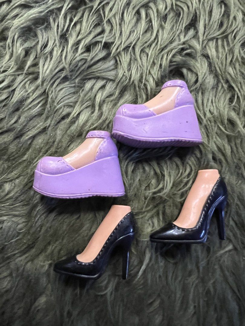 Bratz kylie night out stilettos (Category: Heels) located in Manila. Submitted by pukengasul61712 (Listing ID 1449143103, Image 3). Description: Yasmin 1st edition shoes 200 pesos Kylie night out heels 600 pesos 2 bratz stands 100 each Over all 1000 pesos pero take all 900 pesos nalang Gcash Lalamove.