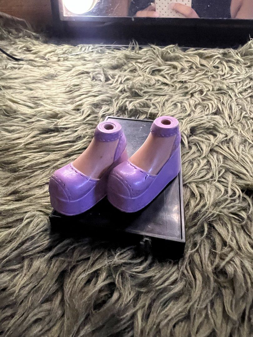 Bratz kylie night out stilettos (Category: Heels) located in Manila. Submitted by pukengasul61712 (Listing ID 1449143103, Image 1). Description: Yasmin 1st edition shoes 200 pesos Kylie night out heels 600 pesos 2 bratz stands 100 each Over all 1000 pesos pero take all 900 pesos nalang Gcash Lalamove.