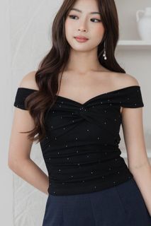 (Category: ) located in . Submitted by clearmywardrobeplssssss (Listing ID 1449152135, Image 1). Description: .