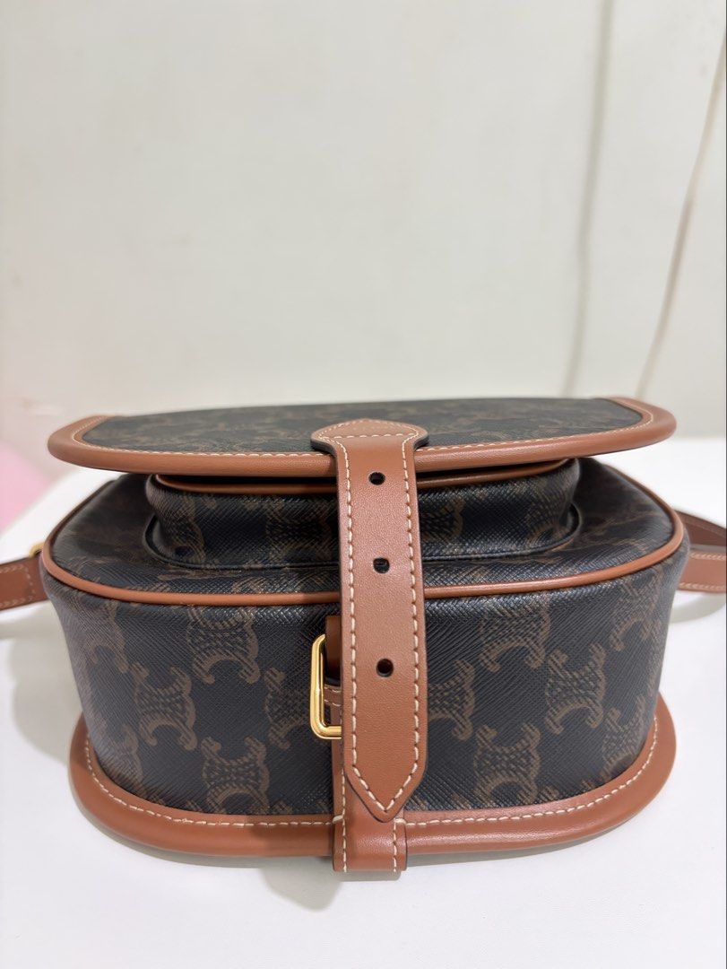 CELINE folco bag （分類：手袋及銀包）位於 Hong Kong。 由 kristyy1210 提交（商品編號 1449268112，圖片 3）。簡介： 99%新Celine folco bag 連塵袋及紙盒 表面無明顯磨損/袋型無變 有買内袋keep住個袋形 前面小袋亦有用小絨布防刮花 如有意可dm影更多圖。