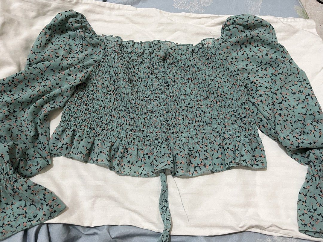 Chiffon Puff Sleeves Crop Top (Category: Blouses) located in Quezon City. Submitted by yan.declutter (Listing ID 1449140591, Image 2). Description: Fits to small to medium.