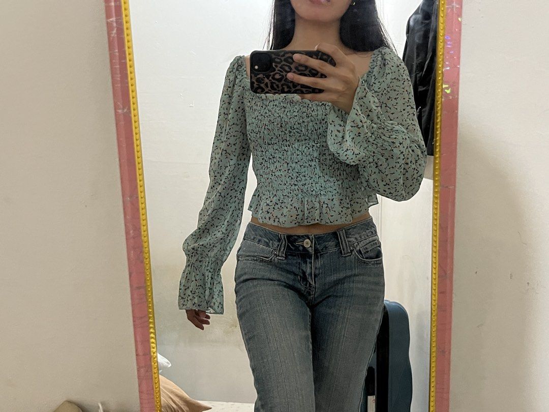 Chiffon Puff Sleeves Crop Top (Category: Blouses) located in Quezon City. Submitted by yan.declutter (Listing ID 1449140591, Image 3). Description: Fits to small to medium.