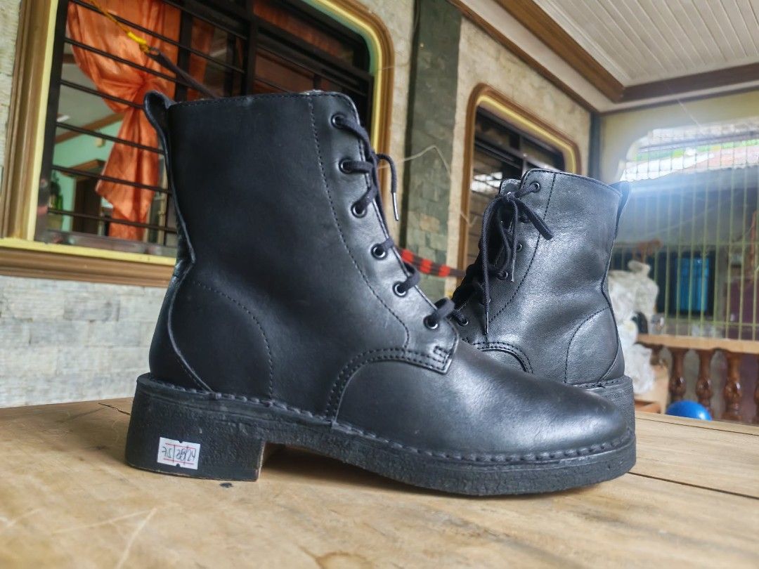 Clarks Black Leather Lace-up Combat Boots (Category: Boots) located in Caloocan City. Submitted by erickastella02 (Listing ID 1449283684, Image 1). Description: - Brand: Clarks - Style: Black Leather Combat Boots - Features: Lace-up, sturdy sole - Origin: Made in Vietnam - Size: UK 5 / US 7.5 / EU 38 / CN 240 - Condition: Like new, Good for everyday wear - Note: Please check photos for detailed condition..
