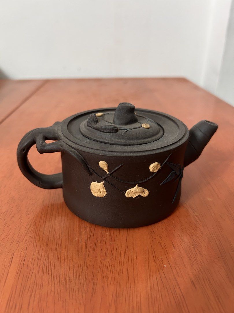 Clay teapot with floral print (1)
