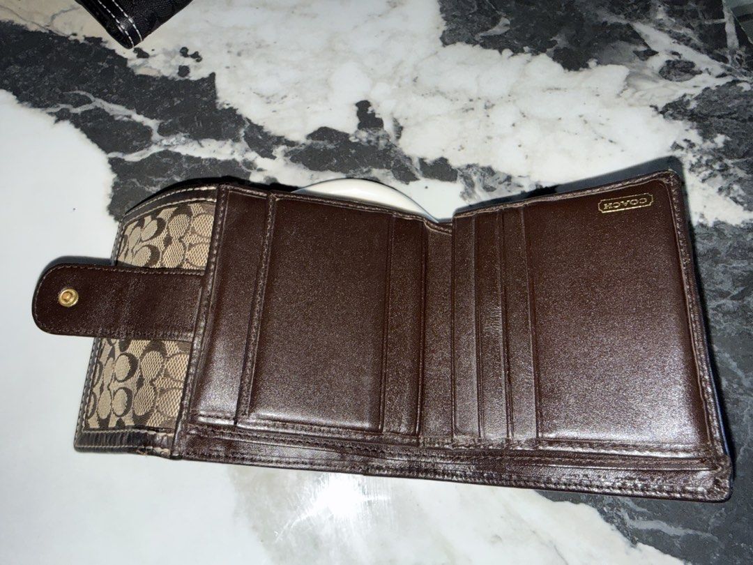 Coach (Category: Wallets & Card holders) located in Himamaylan. Submitted by EsClosetCleanUp (Listing ID 1449187696, Image 3). Description: .