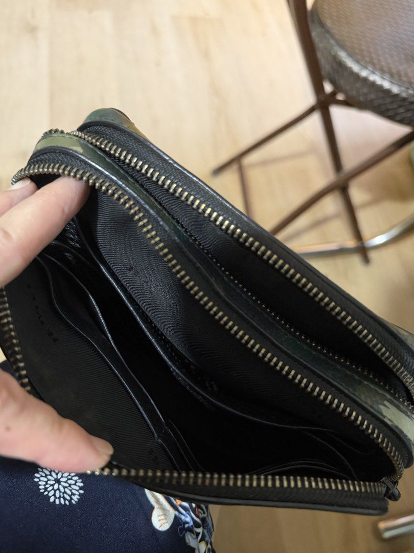 Coach （分類：單肩包）位於 Hong Kong。 由 jg_fsc 提交（商品編號 1449199193，圖片 3）。簡介： 100%正貨，新舊如圖，購於沙田市中心專門店，原價$3xxx左右，肩帶某部份位置有些微耗損，（最後兩張圖片）。