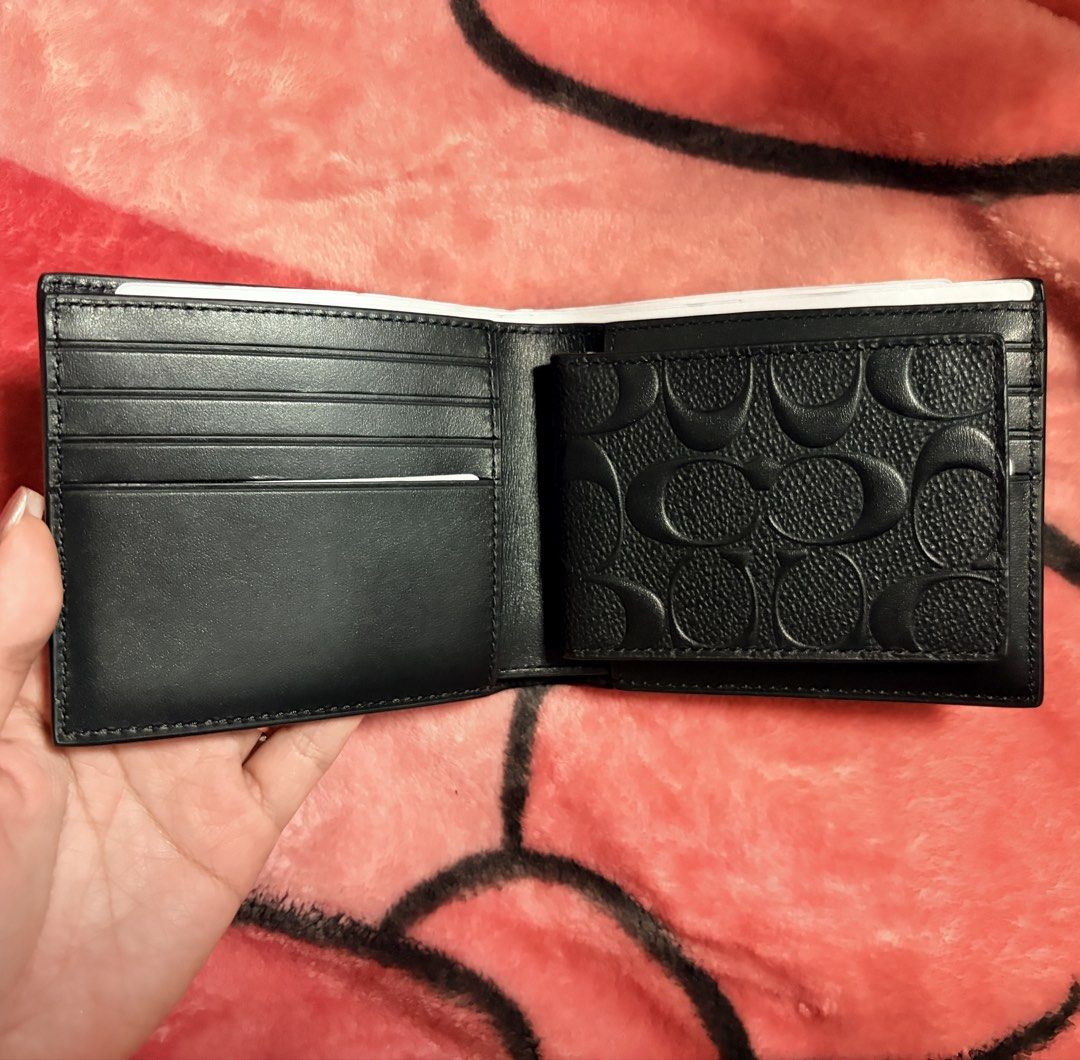 Coach CR957 男裝立體浮雕壓紋皮革短銀包 (黑色/三合一連活動卡夾) （分類：銀包、卡片套）位於 Hong Kong。 由 miu37318925 提交（商品編號 1449216081，圖片 3）。簡介： 100% 正貨 Coach 男裝經典 3-in-1 短款皮革銀包。 低調極具質感的純黑立體 Signature 浮雕壓紋，小牛皮摸起來非常舒服。 三合一設計！內裡附有一個【可拆式的獨立活動卡夾】（內含2個卡位+1個透明相片/ID位），可拆出來單獨當輕便卡套使用，一物兩用。 銀包間隔： 8個信用卡位 + 2個全長鈔票大隔層 + 2個貼袋。 狀態： 100% 全新未使用，僅拆袋拍照。附原廠包裝袋、原廠吊牌標籤，內裡間隔塞紙及保護泡沫完全未拆。有需要可提供細節照片。 付款方式：現金/fps/payme 交收詳情：順豐到付/元朗或旺角地鐵站面交。