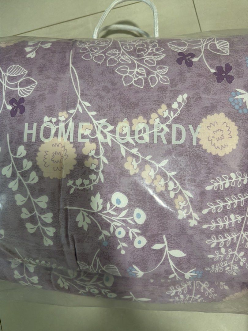 Comforter set (Category: Bedding & Towels) located in Singapore. Submitted by loveshooper (Listing ID 1449200370, Image 2). Description: Please see attached photos for the detail :/ Come with fitted sheet , 2 pillow cases , 1 bolster case , 1 comforter. Self collect at Waterview .