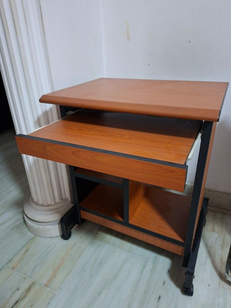 Computer Table (Category: Tables & Sets) located in Singapore. Submitted by linda_may2 (Listing ID 1449213290, Image 1). Description: 19 inches×24 inches×30 inches.