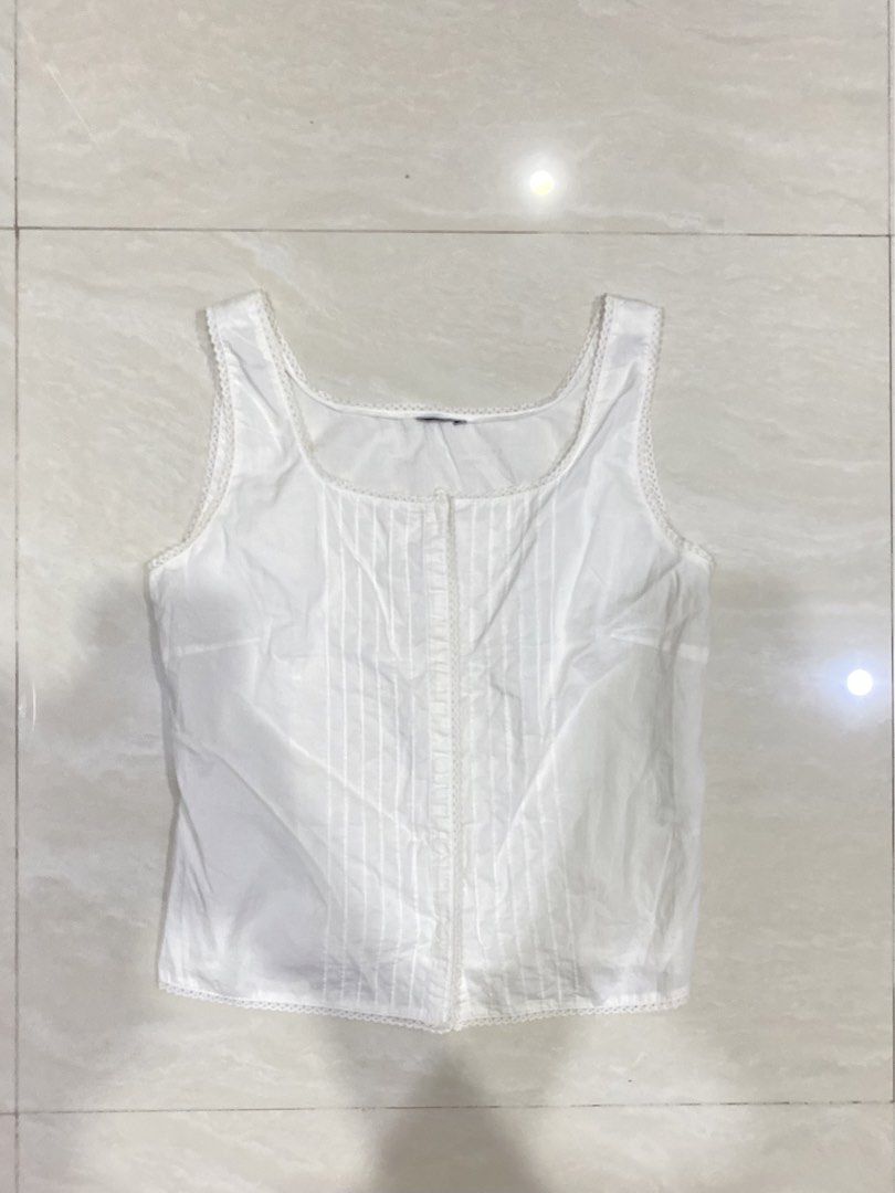 Corset Buttondown Tank Top (Category: Sleeveless) located in San Pedro. Submitted by declutterbymb (Listing ID 1449127590, Image 1). Description: - SIZE MEDIUM - 8/10 condition 📍San Pedro, Laguna 🚚 J&T or Lalamove .