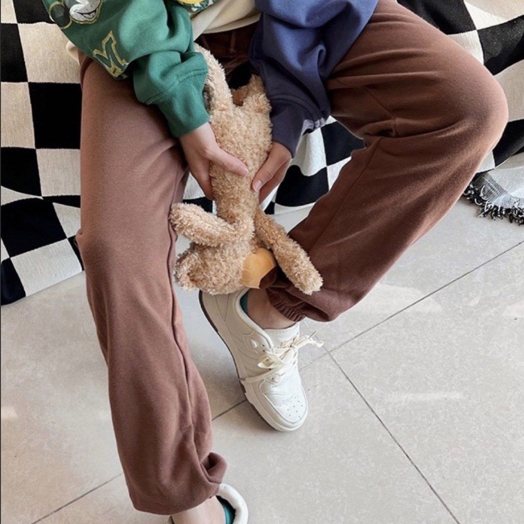Cotton on 啡色長褲運動褲棕色 brown pants trousers bottom （分類：牛仔褲、Leggings）位於 Hong Kong。 由 livepp_ 提交（商品編號 1449213213，圖片 1）。簡介： Cotton on 褲 $30 S size 適合平時尺碼S-M嘅 褲長100cm 松緊腰圍66-82cm 買多可再平，買滿$200仲包順豐店到店🫶🏻 。