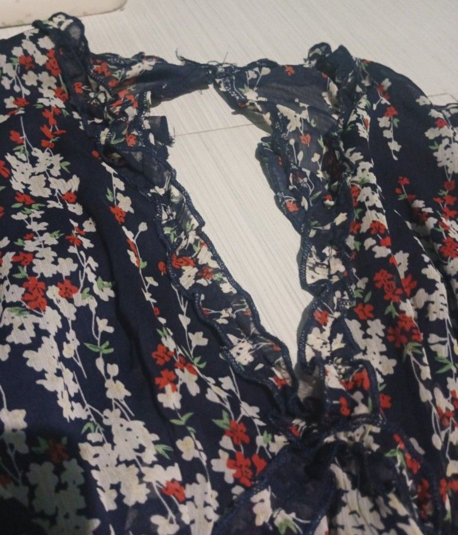Dainty Backless Floral Dress (Category: Dresses) located in Manila. Submitted by justonemor27277 (Listing ID 1449262964, Image 2). Description: No issues/Flaw Likely New Cutie nito! good for gala or date and it's sexy din because it's backless. I think chiffon ang fabric ang light kasi eh..