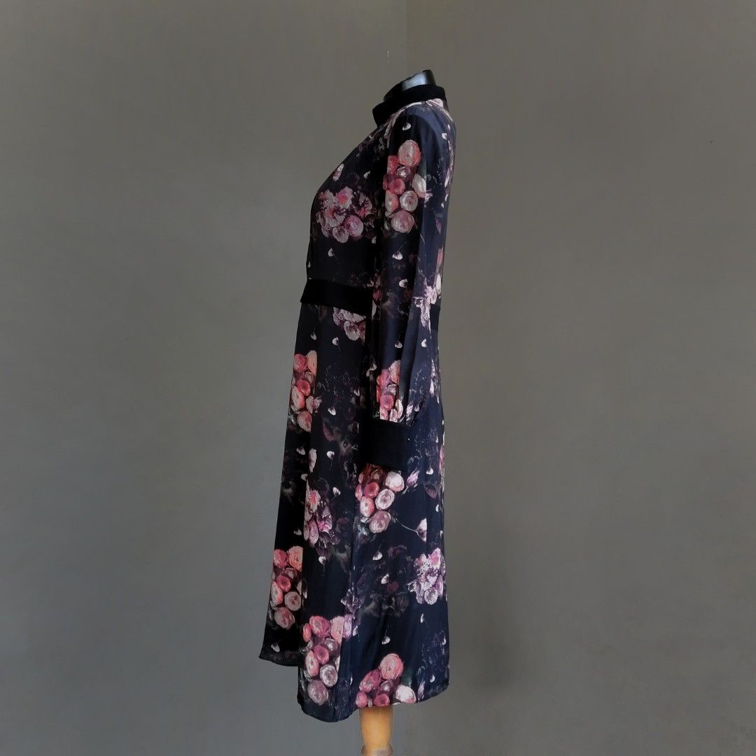 DAKS LONDON SILK FLORAL DRESS (Kategori: Gaun & Rok) berada di Denpasar. Dikirim oleh gautamabalistore2 (ID iklan 1449232910, Gambar 2). Deskripsi: 100% Silk. Super soft and comfy, with inner, back zip. LD 100cm LP 82cm PB 104cm Excellent baru blm dipakai👍😍🖤❤.