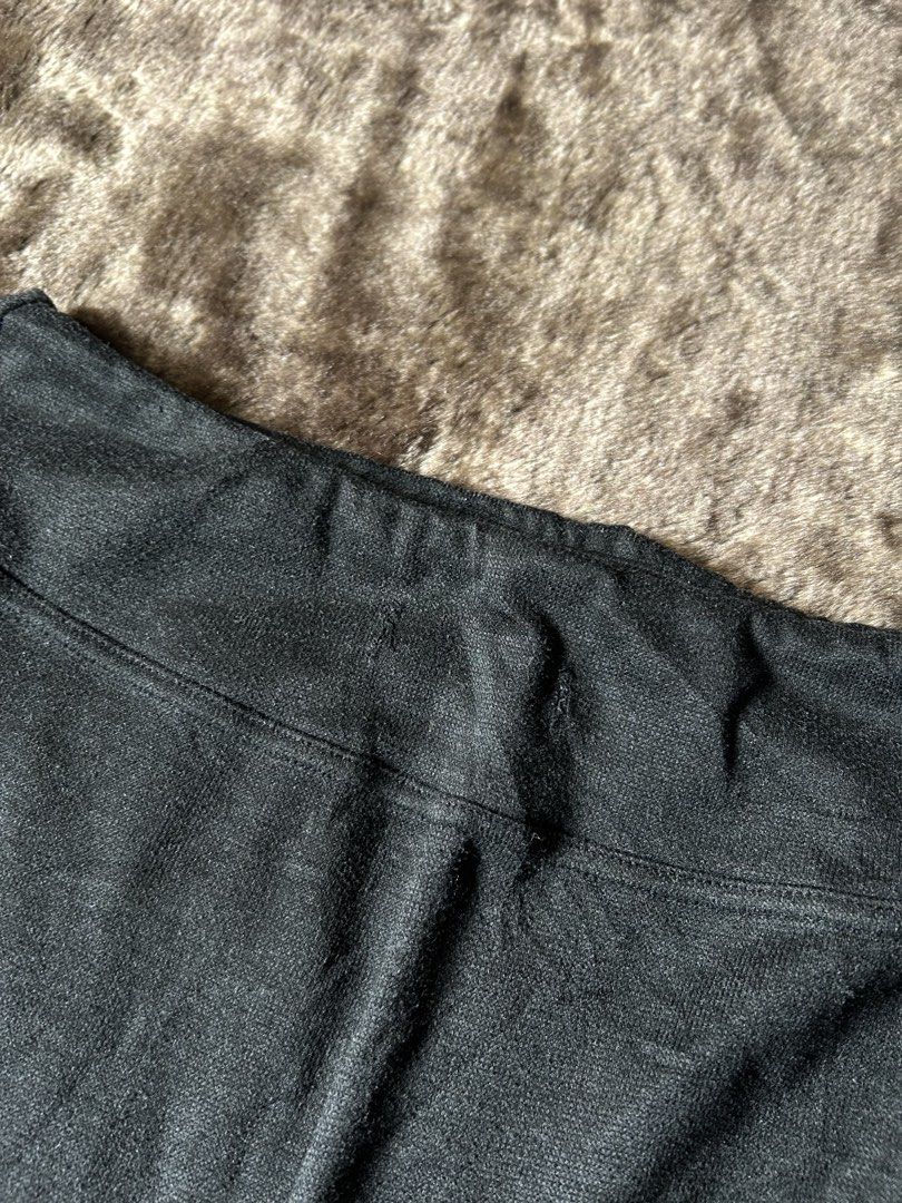 Dark Grey Wide Leg Cropped Pants (Category: Other Bottoms) located in Amadeo. Submitted by archived_stole (Listing ID 1449233365, Image 3). Description: Alo Yoga Drawstring Sweatpants Black Dimension: 39”Waist / 41.5” Length / 11”Hem Condition:Excellent! Color rate: 9/10 issue:Missing Lace Pm/Dm📥 Jnt/Lalamove🛵.