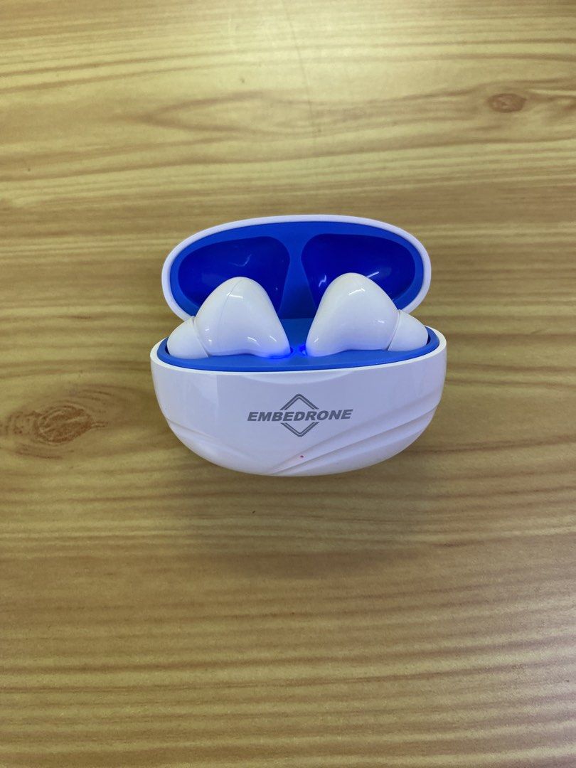 Embeddrone S390 Wireless Bluetooth Earphones (Category: Earphones) located in Kuala Lumpur. Submitted by yiyiloo (Listing ID 1449105882, Image 2). Description: .