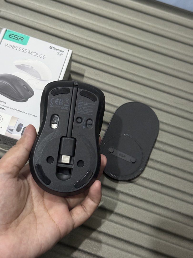 ESR Magmouse Series Wireless Mouse Bluetooth (Category: Mouse & Mousepads) located in Mandaluyong City. Submitted by bookmarkdown (Listing ID 1449291181, Image 2). Description: - ESR magmouse wireless mouse - Connects via Bluetooth - Features MagSafe magnetic attachment - Built-in cable for easy charging and storage - Portable design.