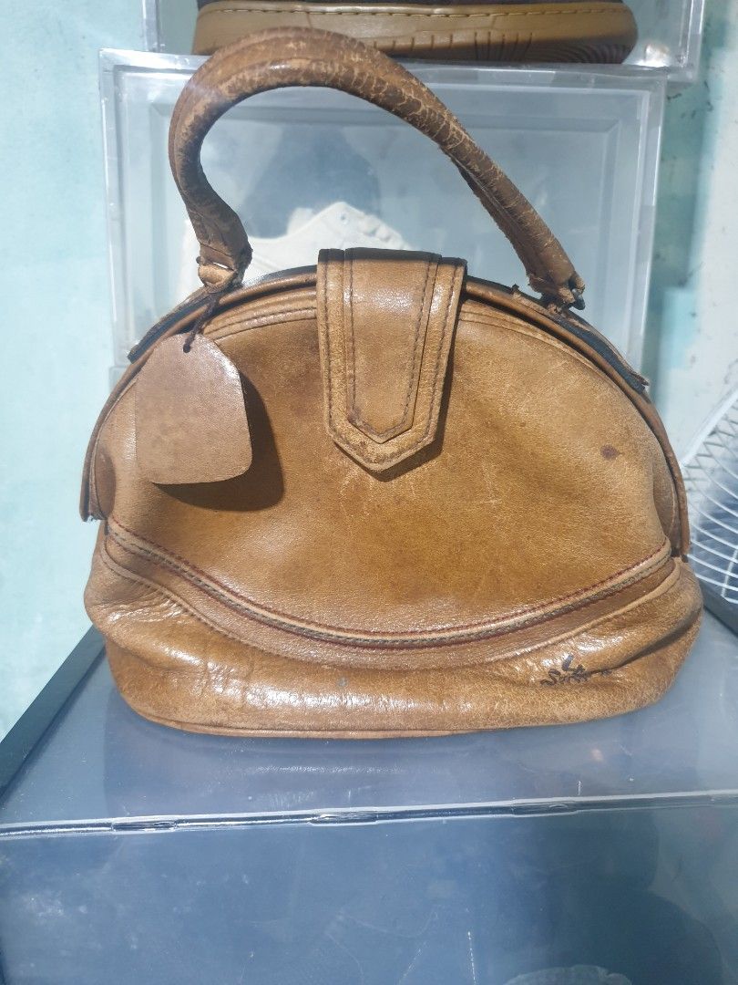 For sale LA Strada leather shoulder bag (Category: Shoulder Bags) located in Las Pinas. Submitted by luciprens (Listing ID 1449147972, Image 2). Description: For sale LA Strada leather shoulder bag. price: 200 for pick up only location: TS CRUZ Subdivision Almanza Dos Las Piñas City payment: G-Cash.