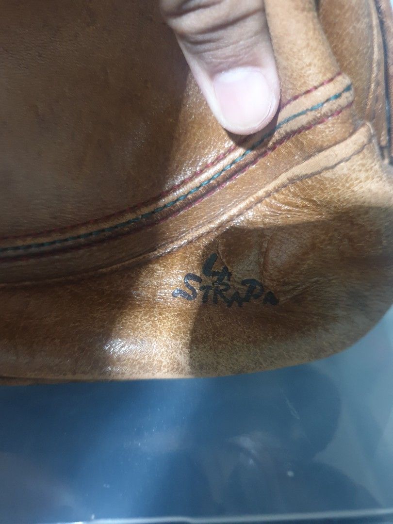 For sale LA Strada leather shoulder bag (Category: Shoulder Bags) located in Las Pinas. Submitted by luciprens (Listing ID 1449147972, Image 3). Description: For sale LA Strada leather shoulder bag. price: 200 for pick up only location: TS CRUZ Subdivision Almanza Dos Las Piñas City payment: G-Cash.