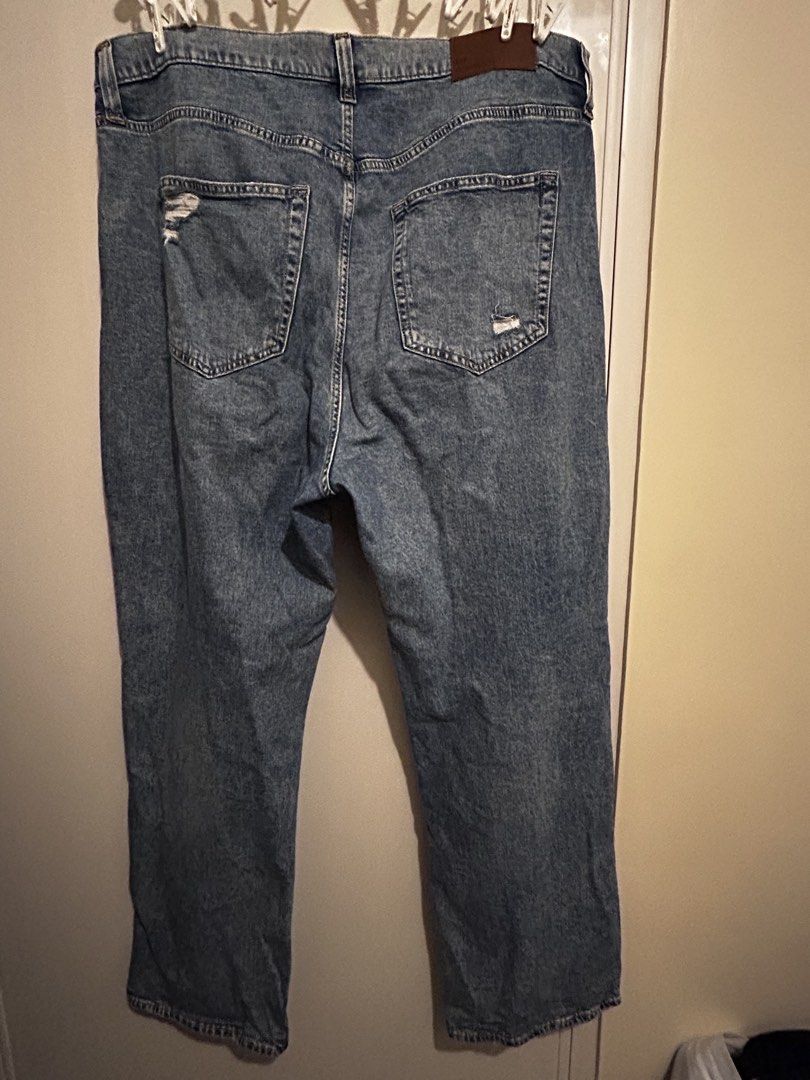 3XL GAP Denim Jeans Distressed Wash (Category: Jeans) located in Manila. Submitted by jaynojayno (Listing ID 1449322018, Image 3). Description: - Original GAP Denim Jeans bought at ₱1990 - Size: 38 - Style: Distressed wash with knee and back pocket rips - Closure: Button fly - Features: Classic five-pocket styling & soft and stretchy ang tela.