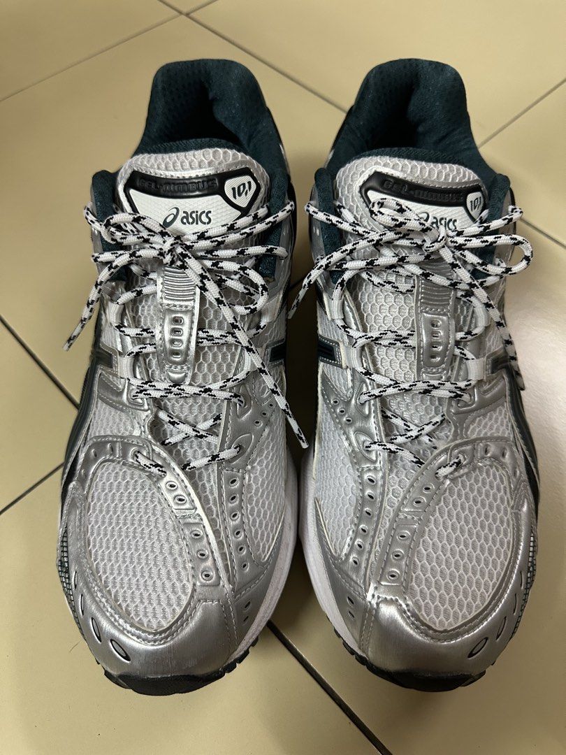 由 yanyabe (刊登 ID 1449194714，圖片 1) 提交，位於 高雄市 (Kaohsiung) 的 亞瑟士asics GEL-NIMBUS 10.1 森林綠 (類別：運動鞋、球鞋)，說明：只穿過2次，髒污為圖2 磨損為圖3 溢膠為圖4-圖6 日本購入鞋盒已丟，台灣沒有這個顏色 因買太小故售出，建議27、27.5再買因偏小，28穿會超級合腳 。
