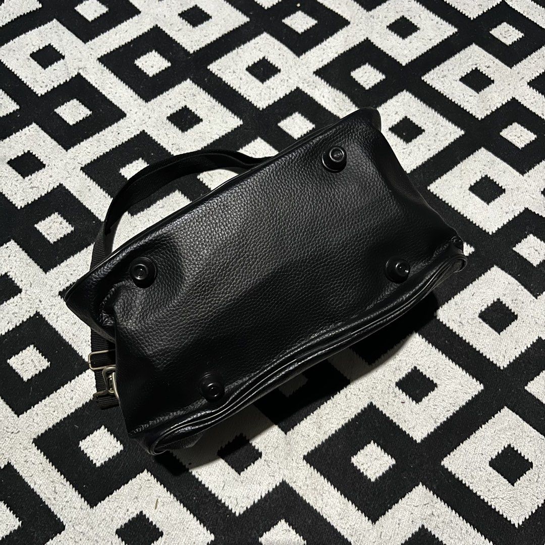 genuine leather camera bag (Category: Camera Bags & Carriers) located in Manila. Submitted by seven.stitch (Listing ID 1449255509, Image 3). Description: .