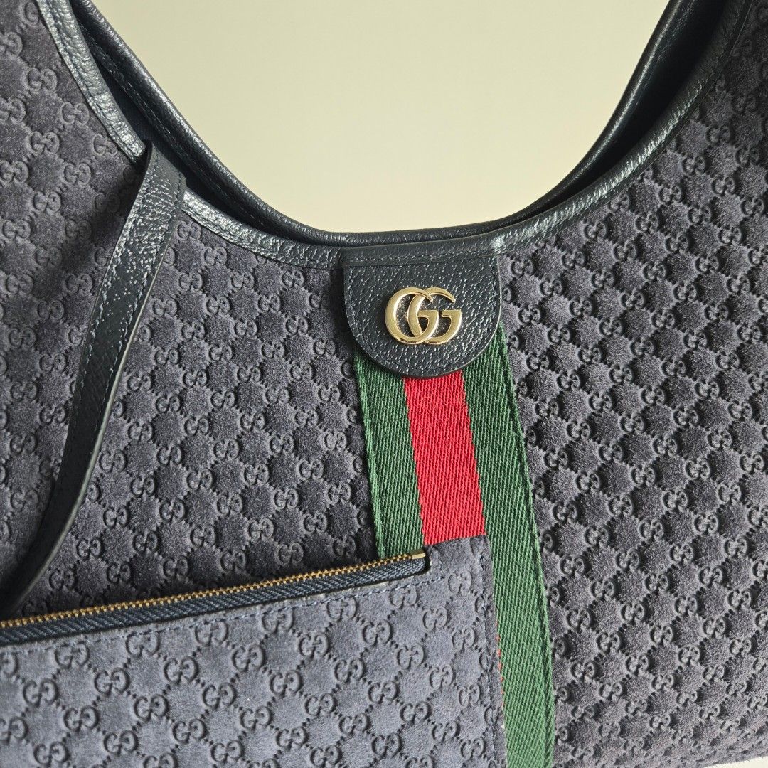 GG Giglio Large Tote (Category: Luxury Bags & Wallets) located in Paranaque City. Submitted by dclutterqueen (Listing ID 1449175070, Image 2). Description: Gucci Giglio Large Tote Limited Edition Navy Blue Suede 💯 Genuine Suede with leather trims and nylon lining ⭐️ Comes with detachable pouch 🇯🇵 Acquired preloved from Japan 👜 Measures approximately 15.7 inches width at the base, 21 inches width across the top x 18 inches height.