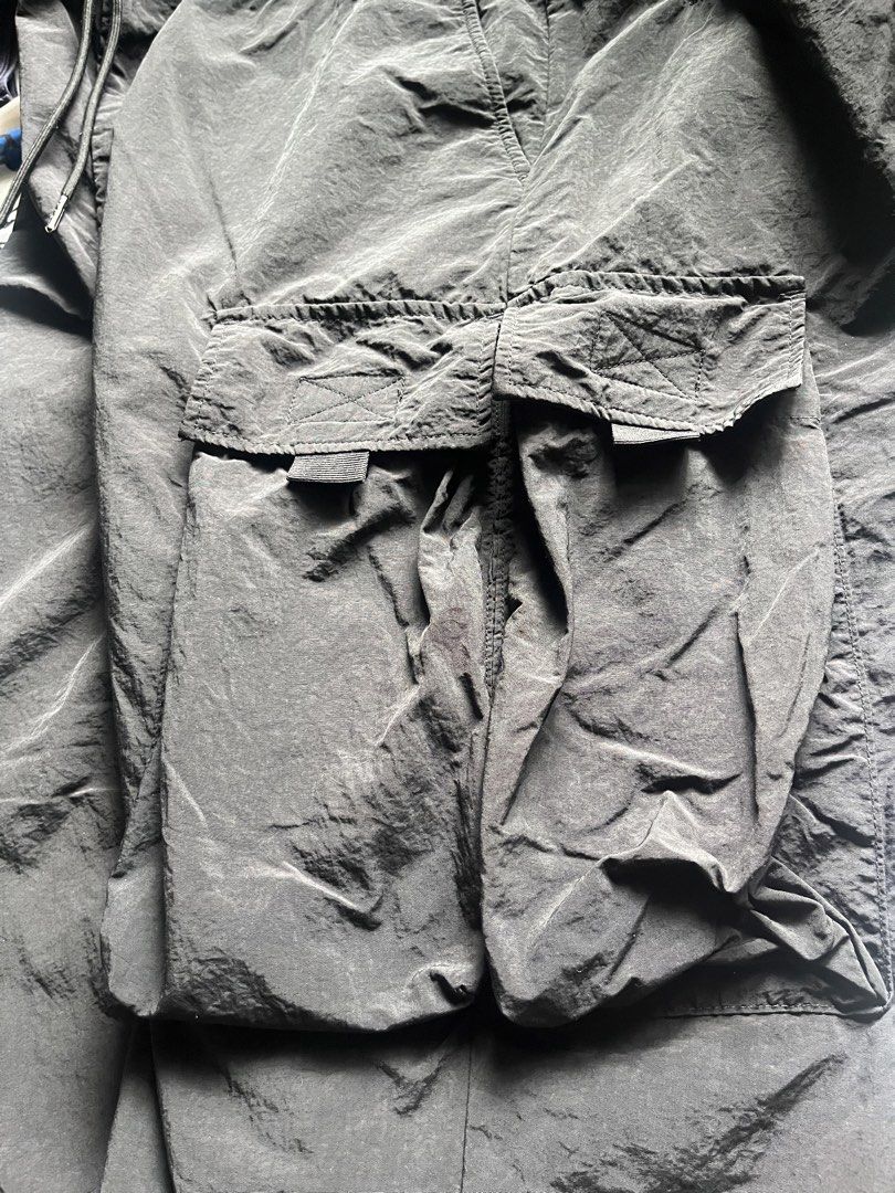 GU Cargo Jogger Pants (Category: Joggers) located in Manila. Submitted by themythfs (Listing ID 1449219734, Image 3). Description: XL on tag Length - 39.5 Waist - 36 Issue: Small hole at lower part of right leg (see last pic).